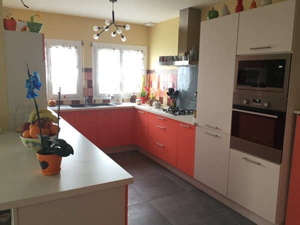 Cuisine équipée sur mesure Color Laqué Terre de Sienne et Trend Pannacotta mat