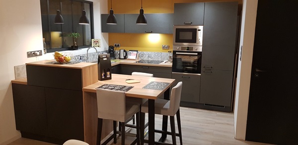 Cuisine équipée noire