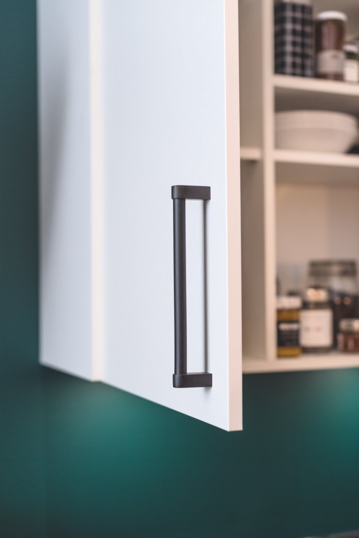 poignées grises cuisine blanche