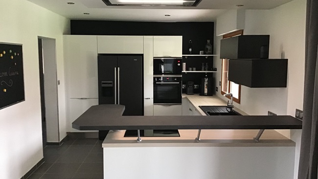Cuisine équipée noire et blanche avec bar