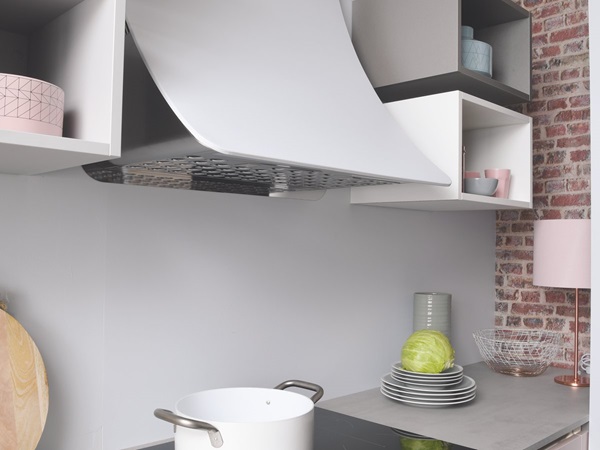 Plaque induction Viva et hotte inclinée laque cuisine pétale de rose