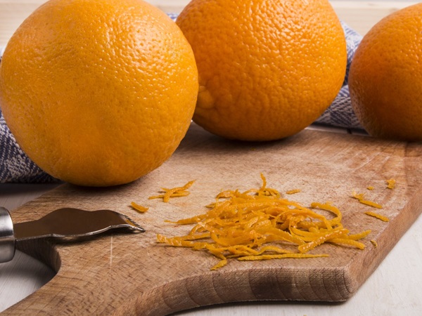 zeste orange sur planche bois
