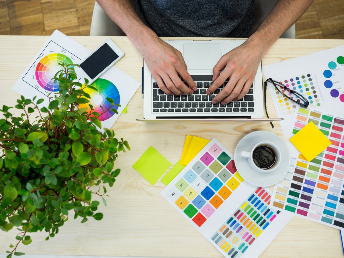 Bureau avec ordinateur portable