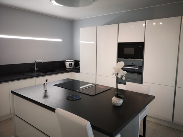Cuisine équipée sur mesure Light Blanc Brillant