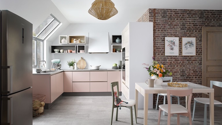 Osez adopter et associer le rose dans votre cuisine grâce aux conseils de Cuisinella, pour rendre la déco de votre cuisine tendance et personnelle !
