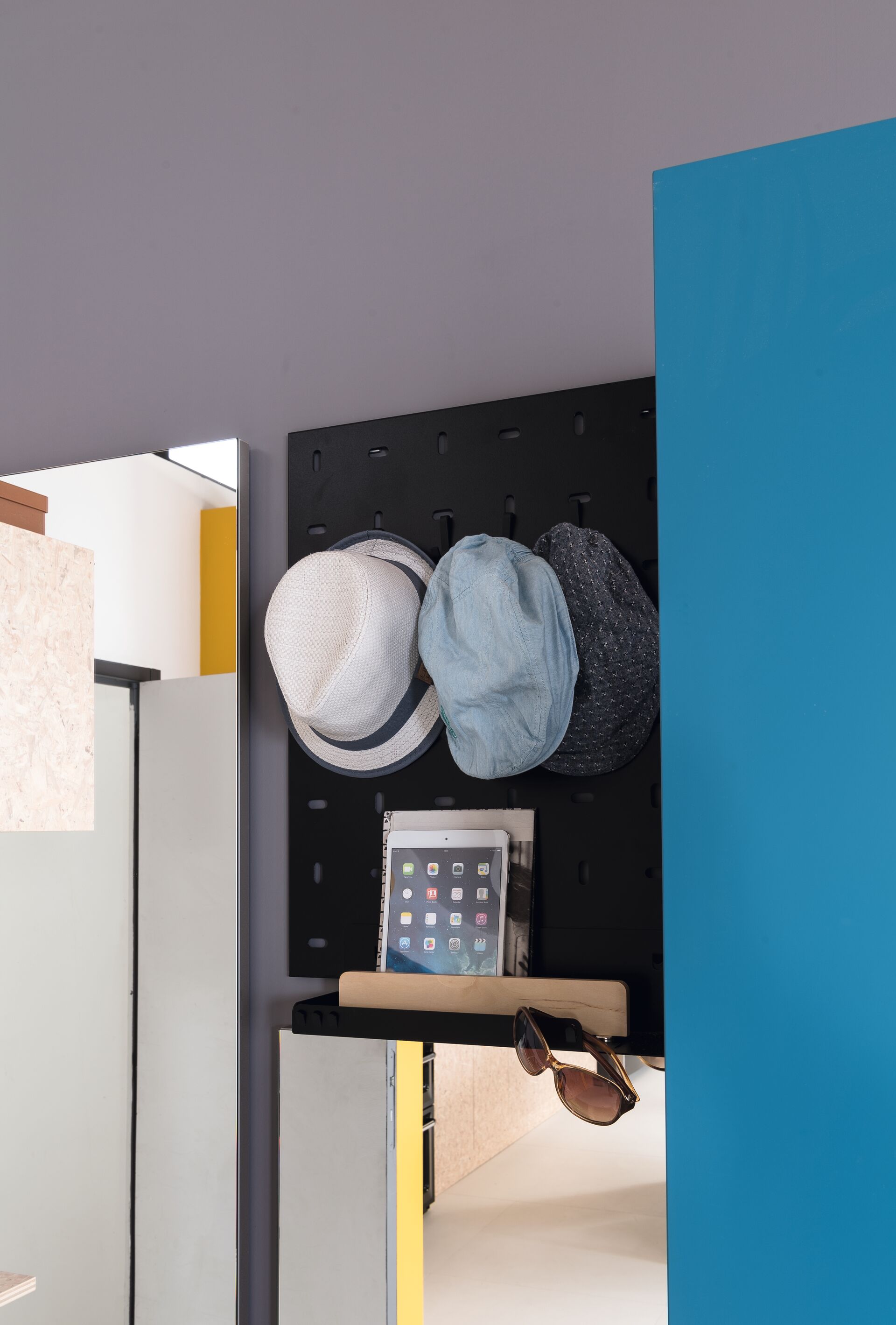 Crédence établi pour accrocher accessoires