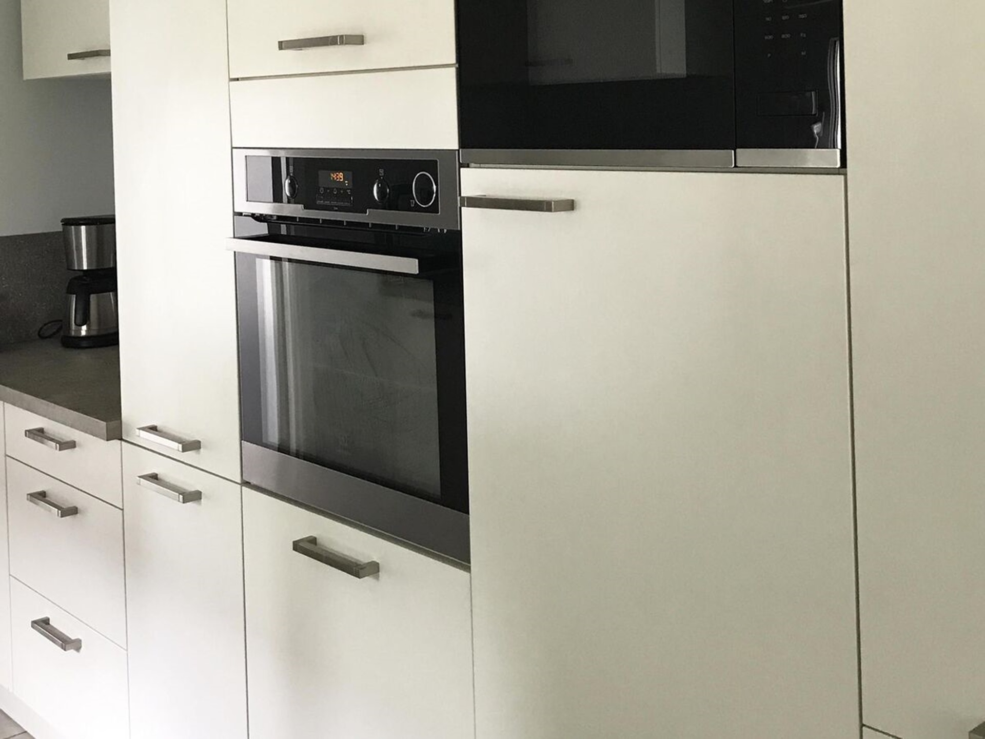 Cuisine avant-après sur mesure Light Blanc brillant et Trend + Blanc Mat