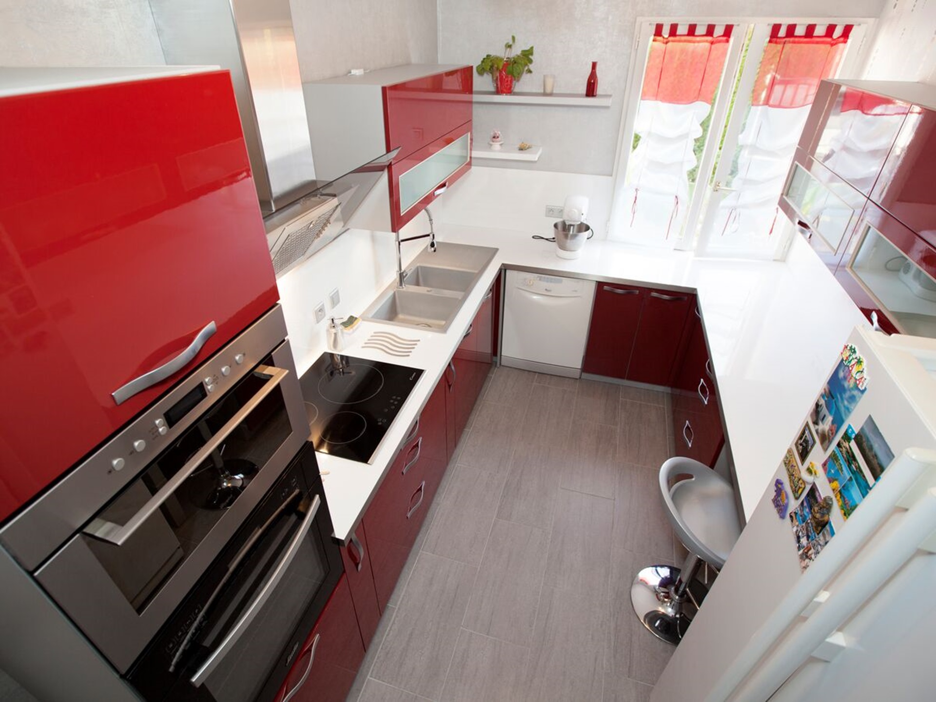 Cuisine équipée sur mesure Light + Rouge Majestic Brillant