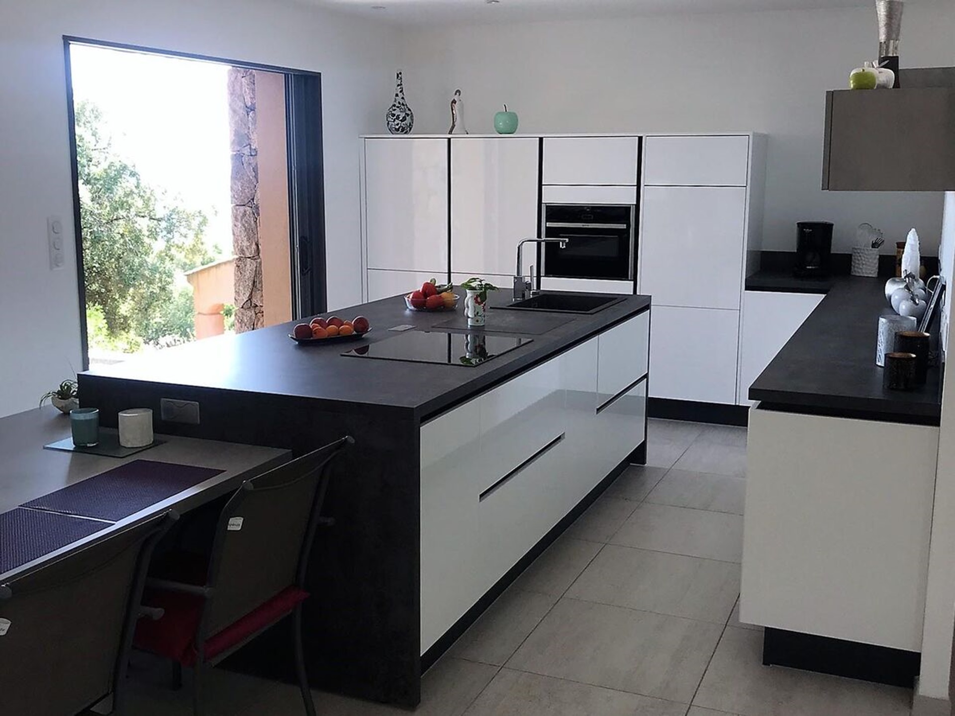 Cuisine avant après sur mesure Light Blanc Brillant Label Béton Clair