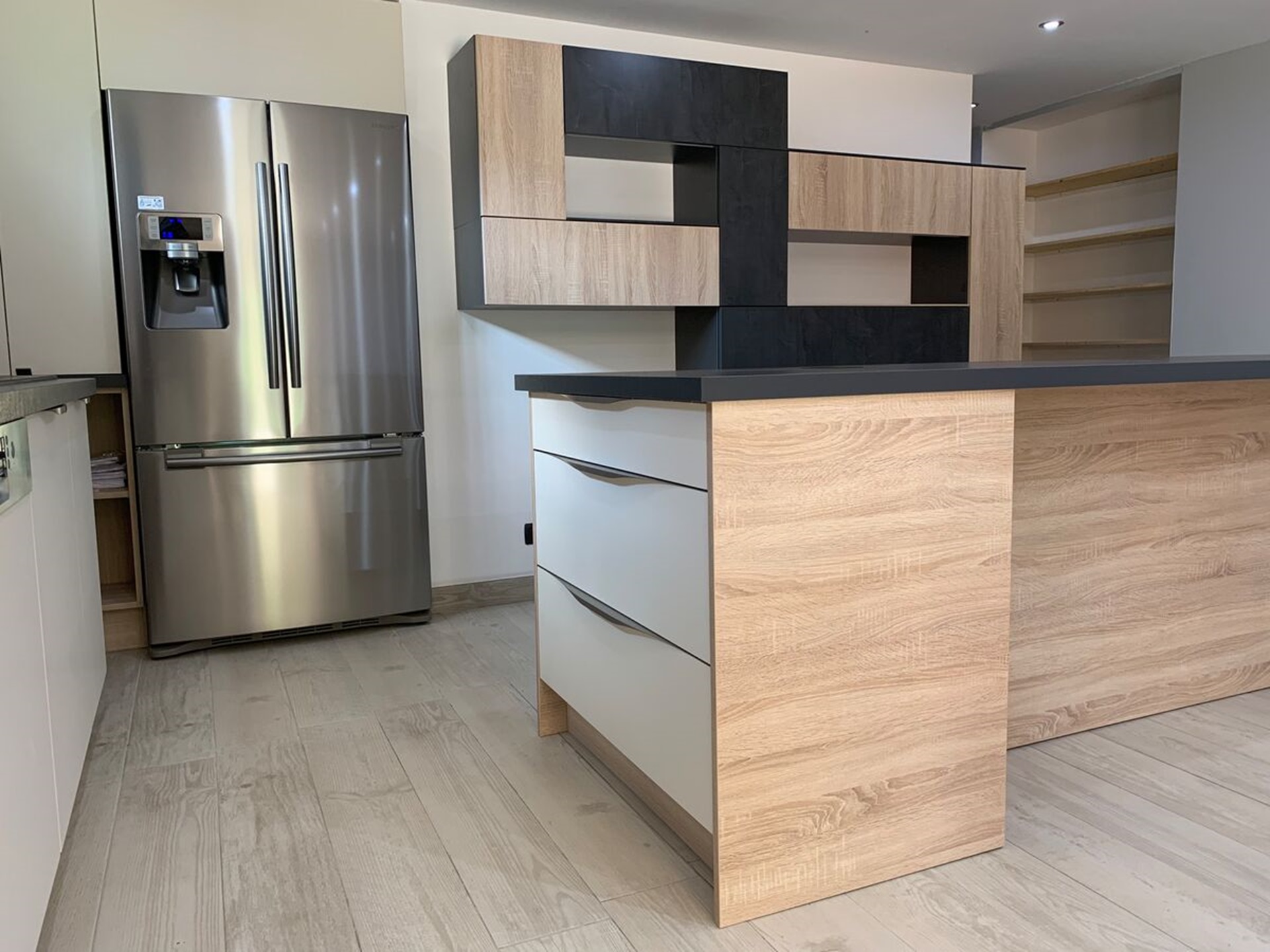 Cuisine avant-après sur mesure Trend Pannacotta Mat & Chêne Timber