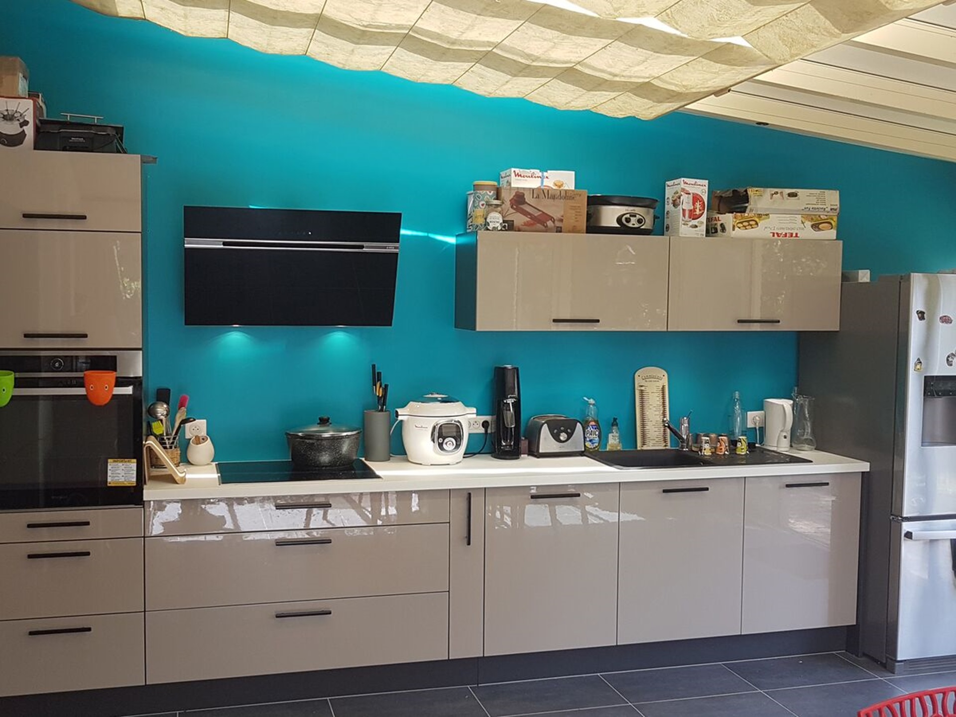 Cuisine avant-après sur mesure Light Greige Majestic brillant