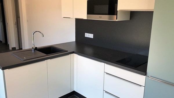 Cuisine équipée sur mesure Color Laqué Blanc et Laqué Misty Blue