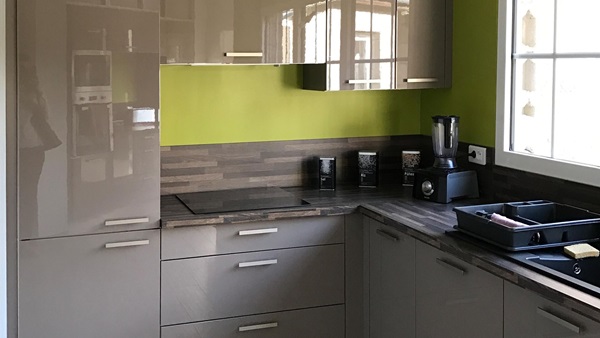 Cuisine équipée sur mesure Petilla + Grège majestic brillant