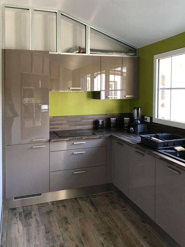 Cuisine équipée sur mesure Petilla + Grège majestic brillant