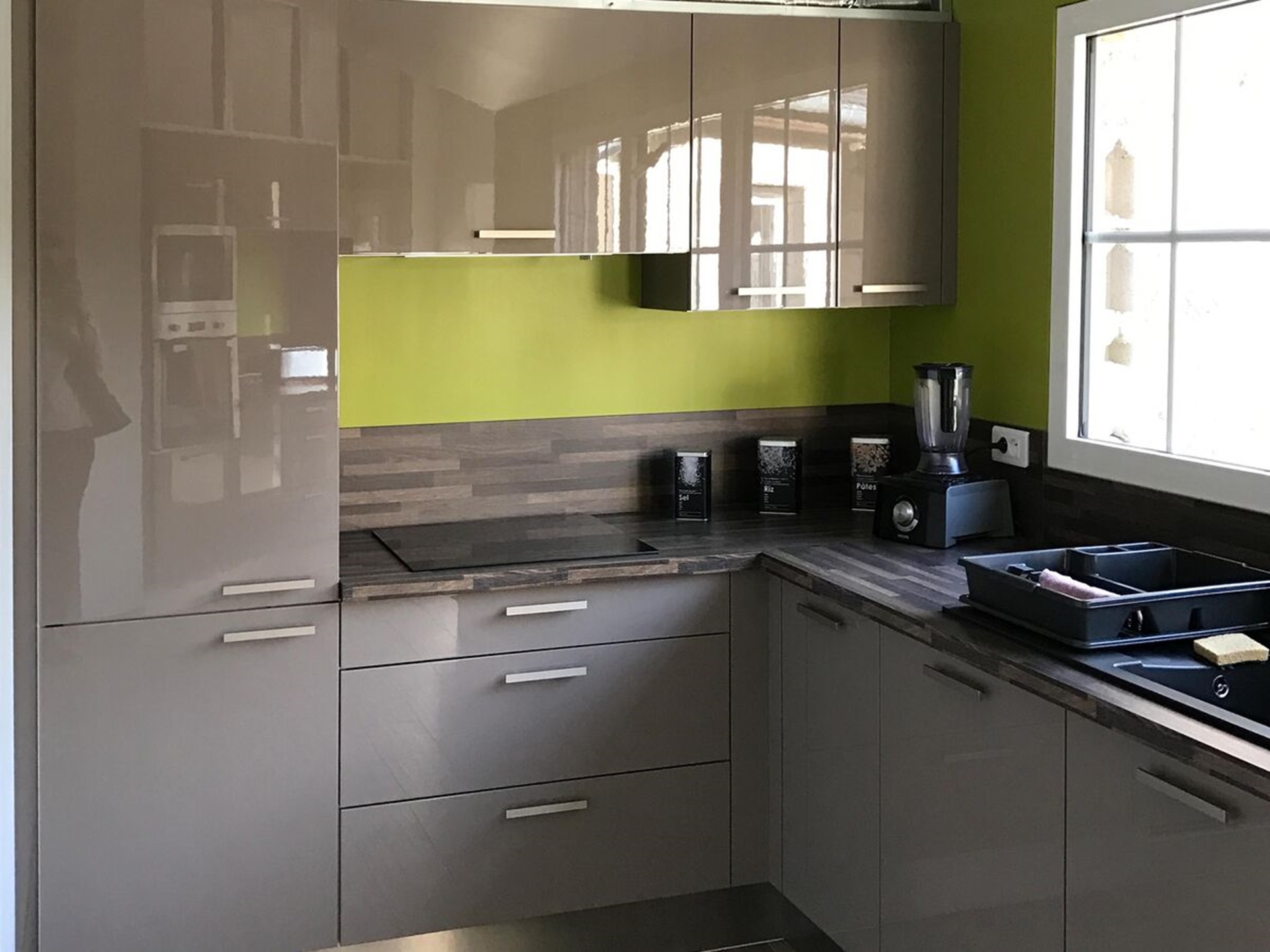 Cuisine équipée sur mesure Petilla + Grège majestic brillant