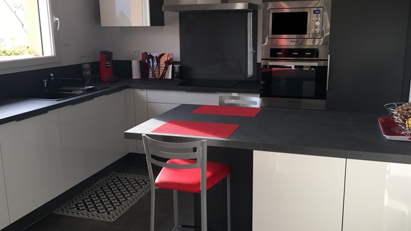 Cuisine équipée sur mesure Light Blanc Brillant et Trend Quartz Métal