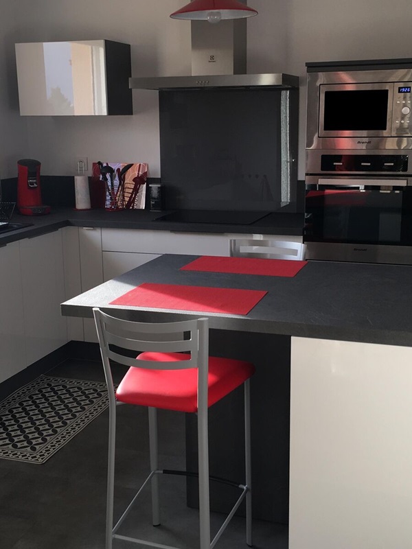 Cuisine équipée sur mesure Light Blanc Brillant et Trend Quartz Métal