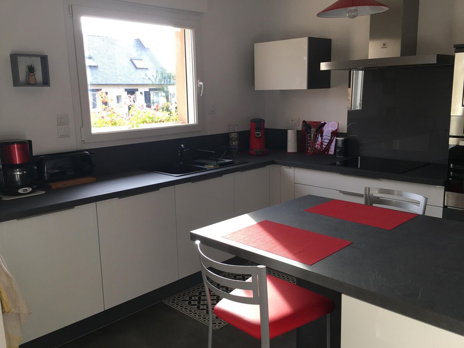 Rénovation cuisine équipée sur mesure Light Blanc Brillant et Trend Quartz Métal