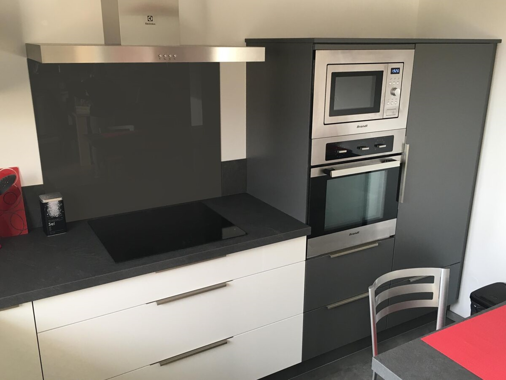 Cuisine avant-après sur mesure Light Blanc Brillant et Trend Quartz Métal