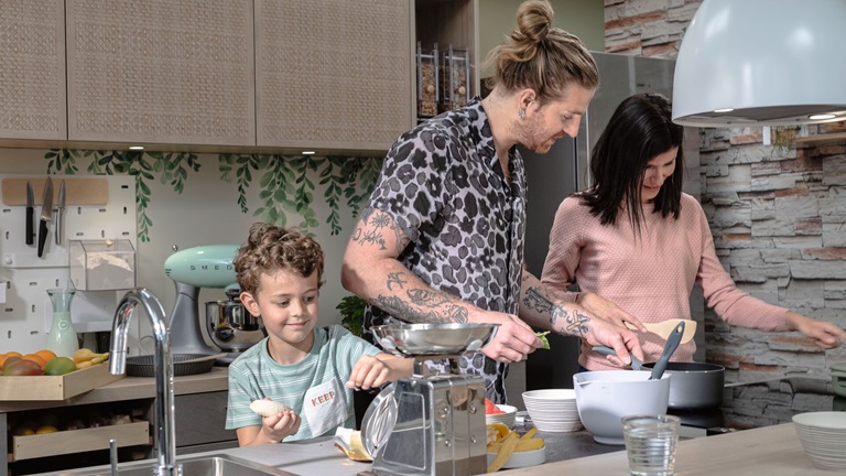 Comment éviter les accidents domestiques dans la cuisine ? Découvrez comment rendre cette pièce de la maison plus sûre avec des enfants.
