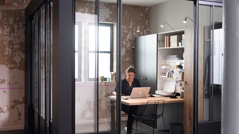 Le télétravail fait aujourd'hui partie de nos habitudes. Retrouvez tous nos conseils pour un éclairage réussi afin de conjuguer confort et efficacité !