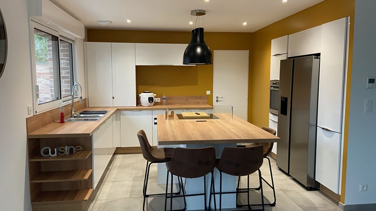 Cuisinella analyse pour vous 4 couleurs et leurs nuances précises à adopter pour sublimer une cuisine blanche en fonction du style que vous y cultivez !