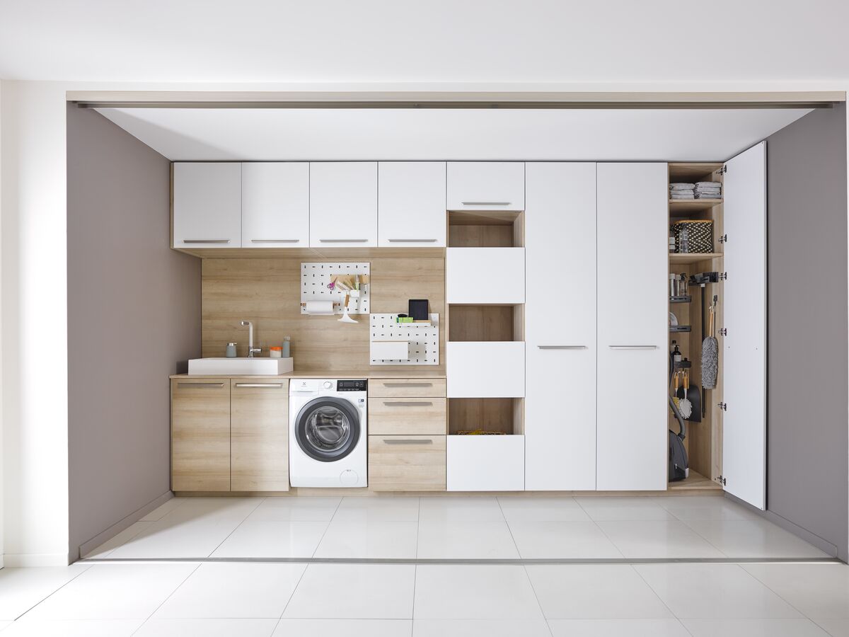 Coin buanderie avec lave linge et sèche linge 