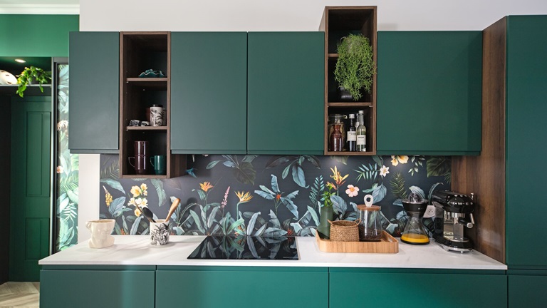 Éléments indispensables dans une cuisine, la crédence et le plan de travail doivent être choisis avec attention. Mais comment associer ces 2 pièces maîtresses ?