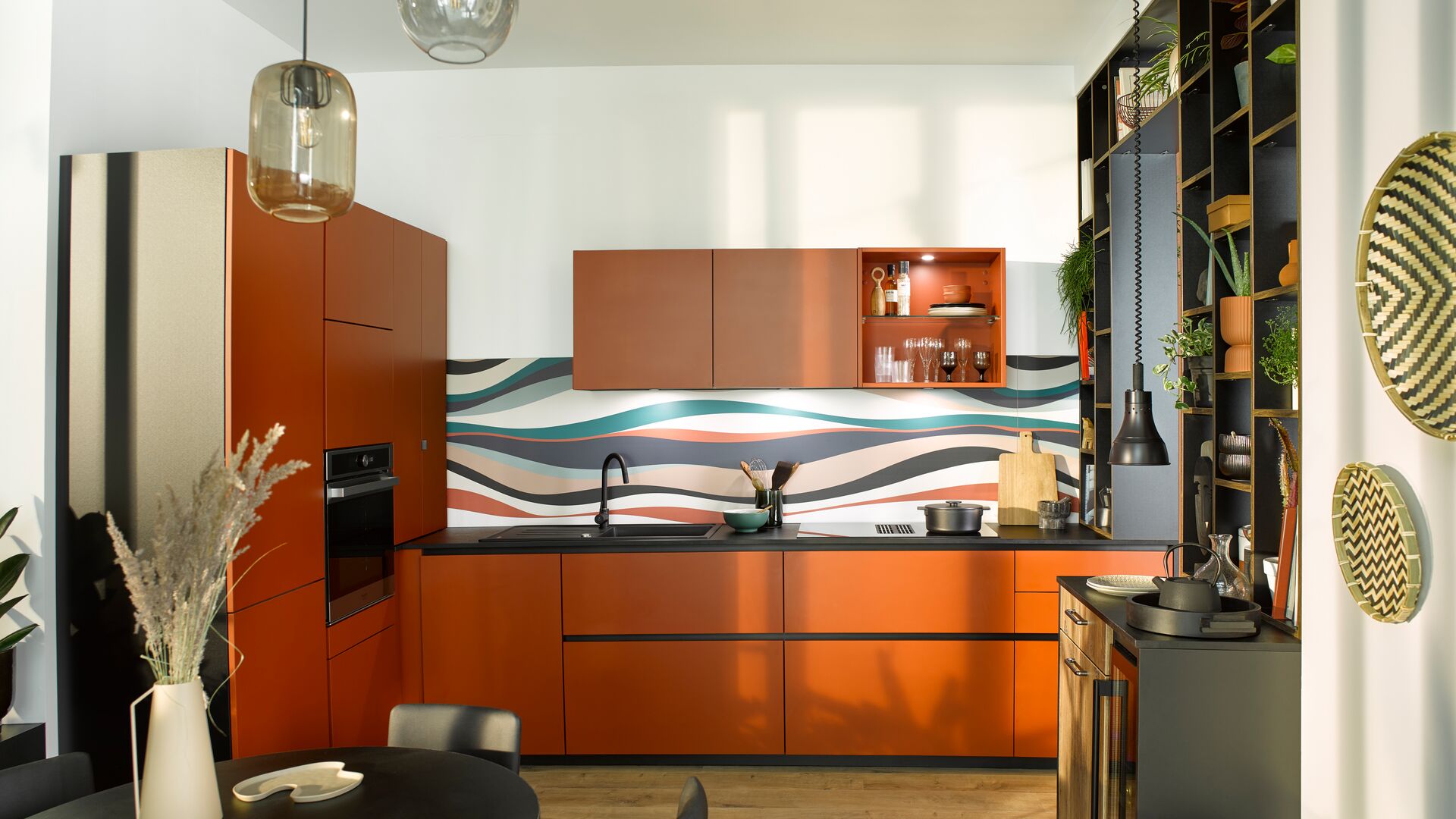 Crédence, façades, papier peint, objets déco : nous vous livrons tous les secrets déco pour recréer l’ambiance unique des années 70 dans votre cuisine !