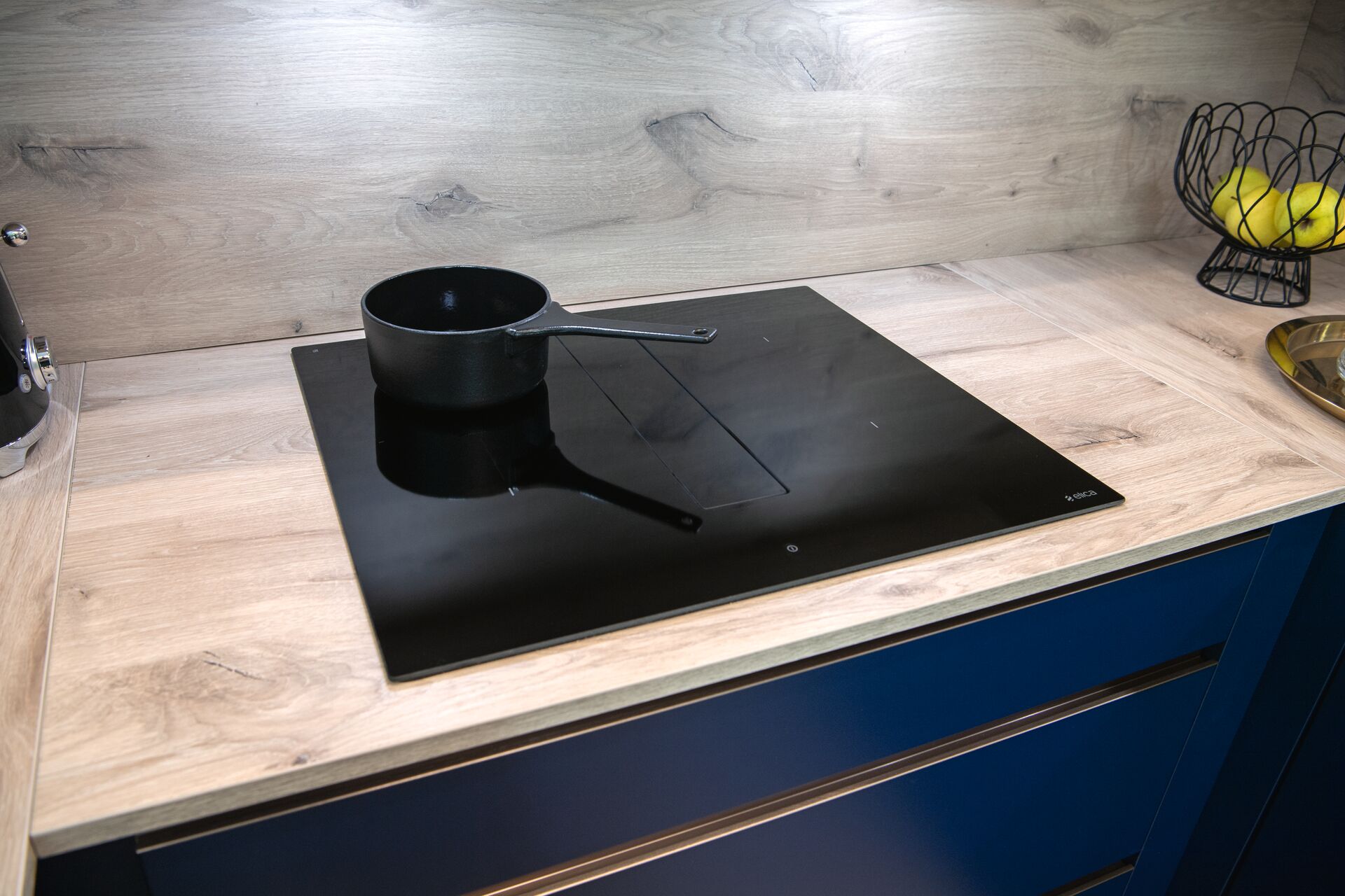 plan de travail en bois avec plaques de cuisson