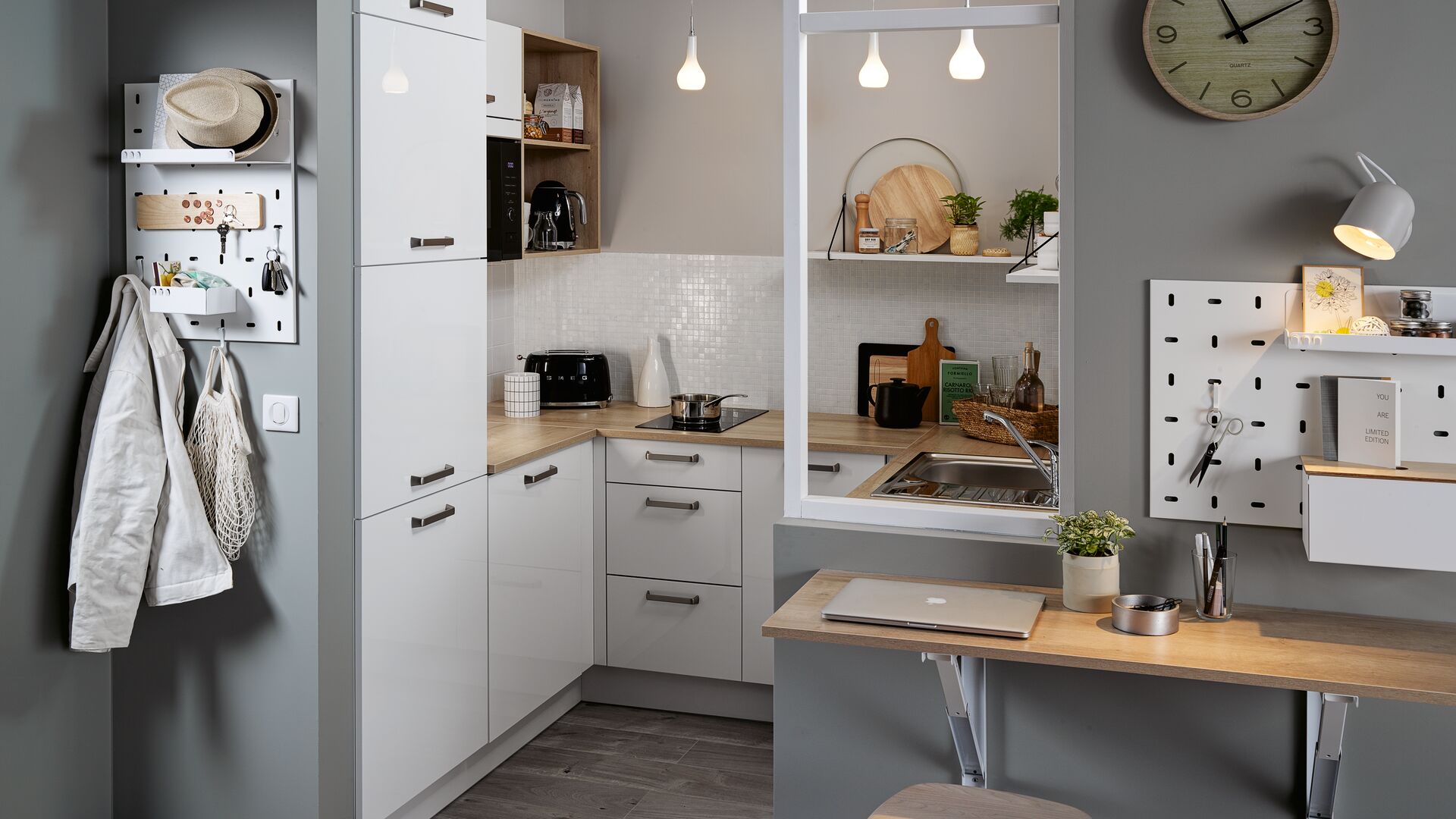 Optimisez votre petite cuisine avec les astuces Cuisinella ! Meubles pratiques, couleurs claires et électroménagers intégrés : découvrez nos conseils !