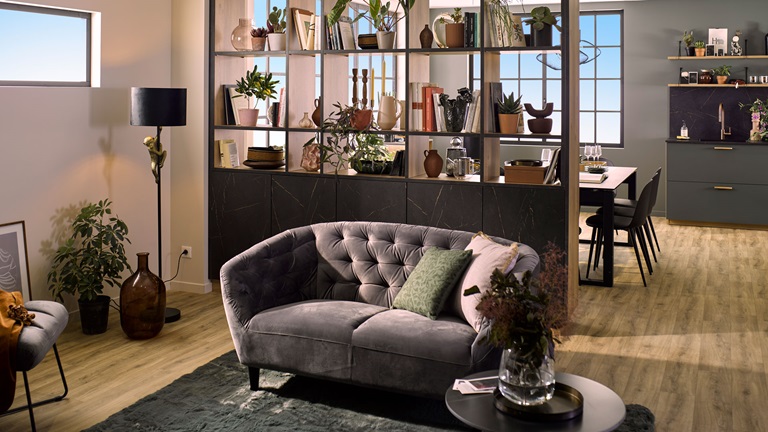 Découvrez comment aménager votre intérieur avec un meuble double face ! Séparation cuisine-salon, bibliothèque traversante, îlot central : toutes nos solutions pour optimiser votre espace.